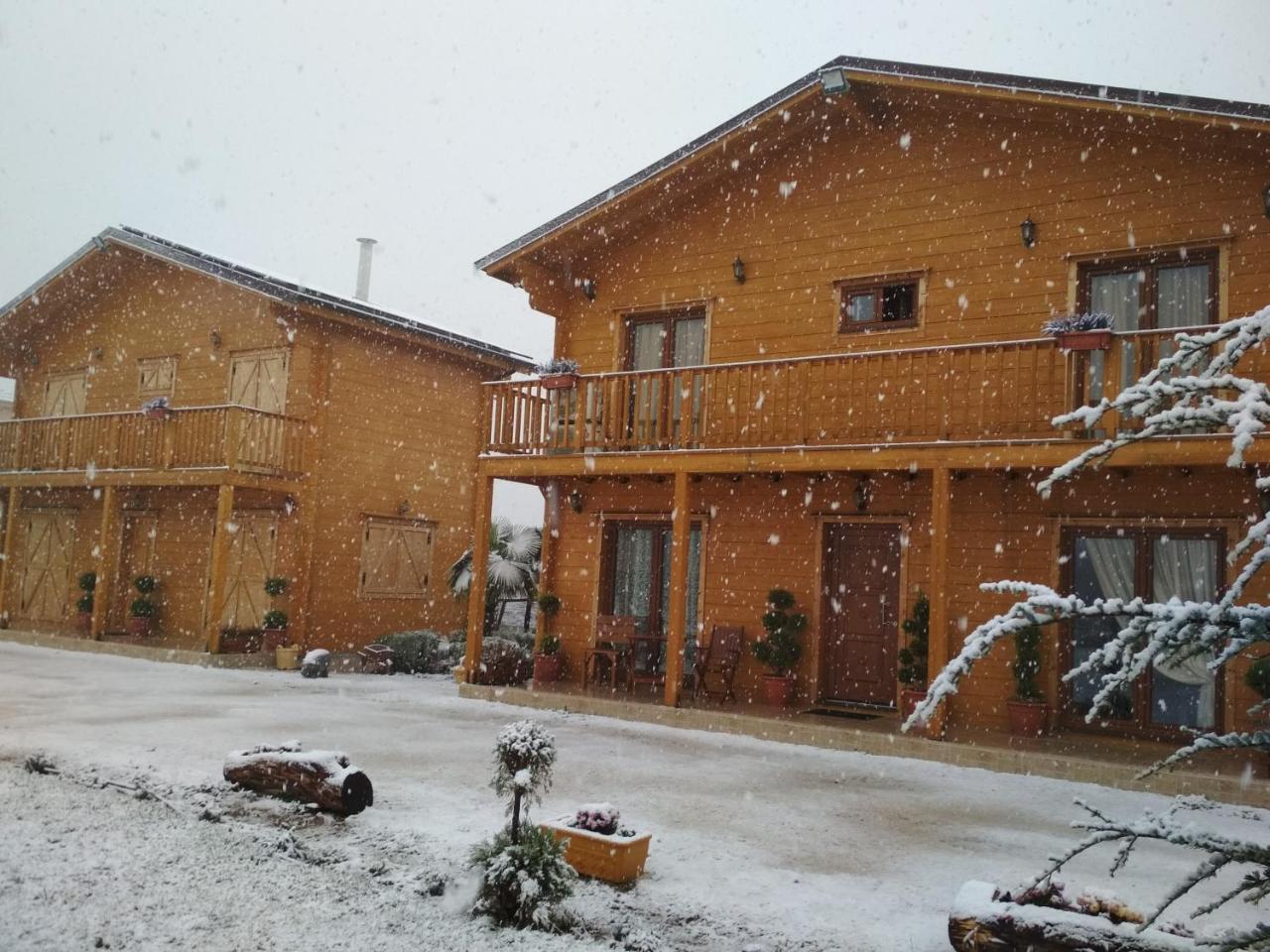Kastor Chalets Ampelokipoi エクステリア 写真